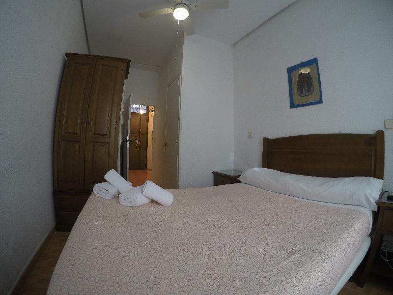 马德里 洛斯佩拉莱斯旅馆酒店 外观 照片 A bedroom in a hotel