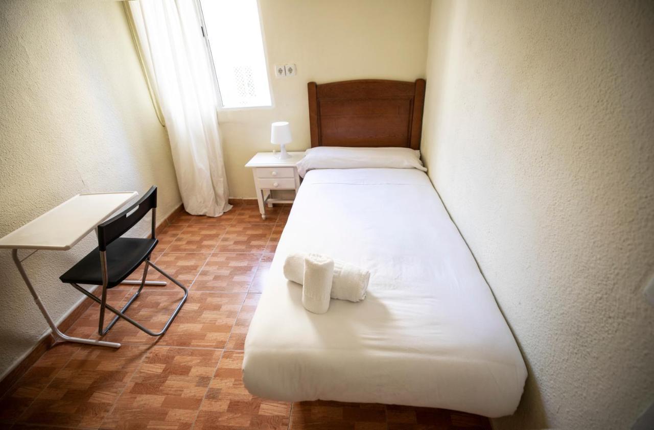 马德里 洛斯佩拉莱斯旅馆酒店 外观 照片 A single room in a Spanish hotel