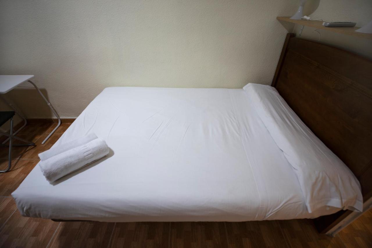 马德里 洛斯佩拉莱斯旅馆酒店 外观 照片 A bed with a sheet