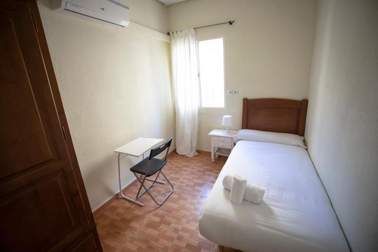 马德里 洛斯佩拉莱斯旅馆酒店 外观 照片 A single room at a hostel in Spain