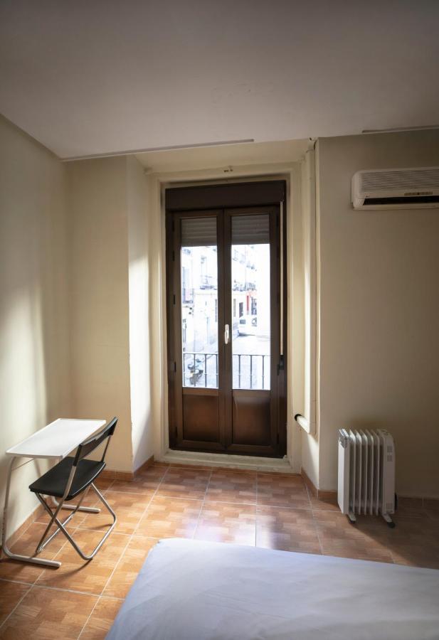 马德里 洛斯佩拉莱斯旅馆酒店 外观 照片 A French window