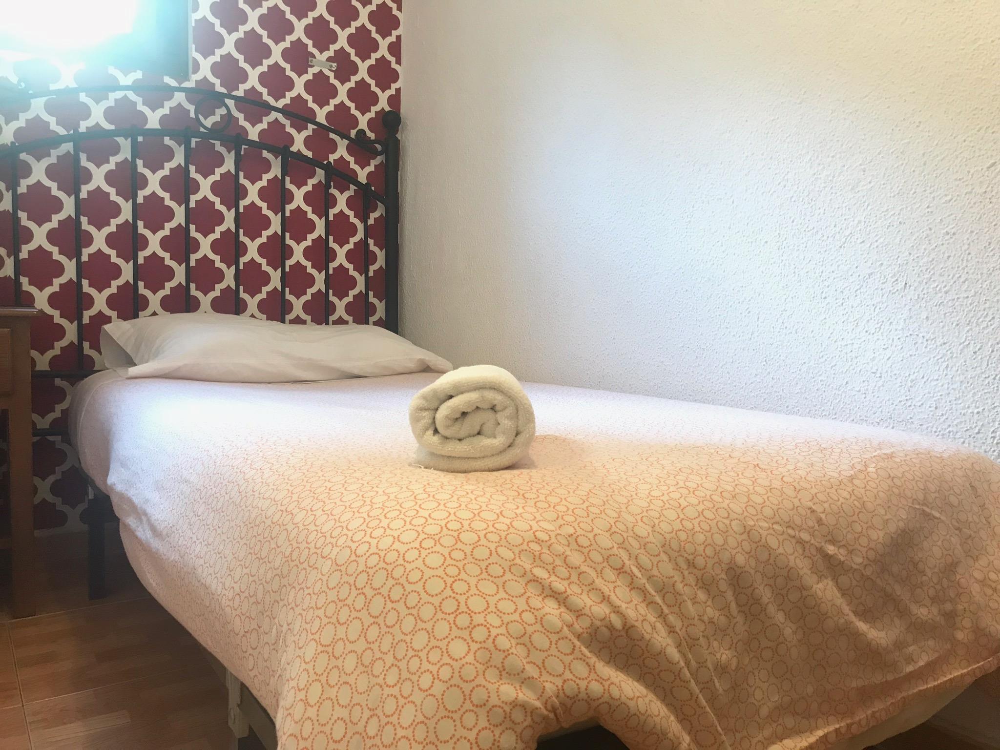 马德里 洛斯佩拉莱斯旅馆酒店 外观 照片 A bed with a rolled towel
