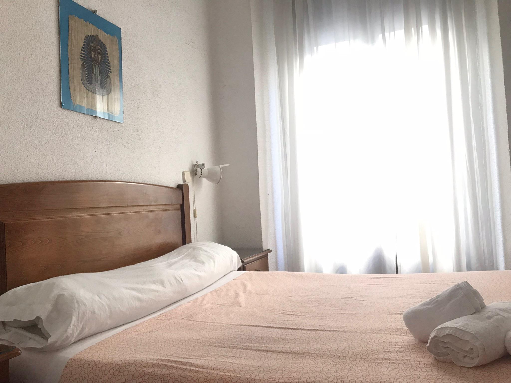 马德里 洛斯佩拉莱斯旅馆酒店 外观 照片 A bedroom in a hotel