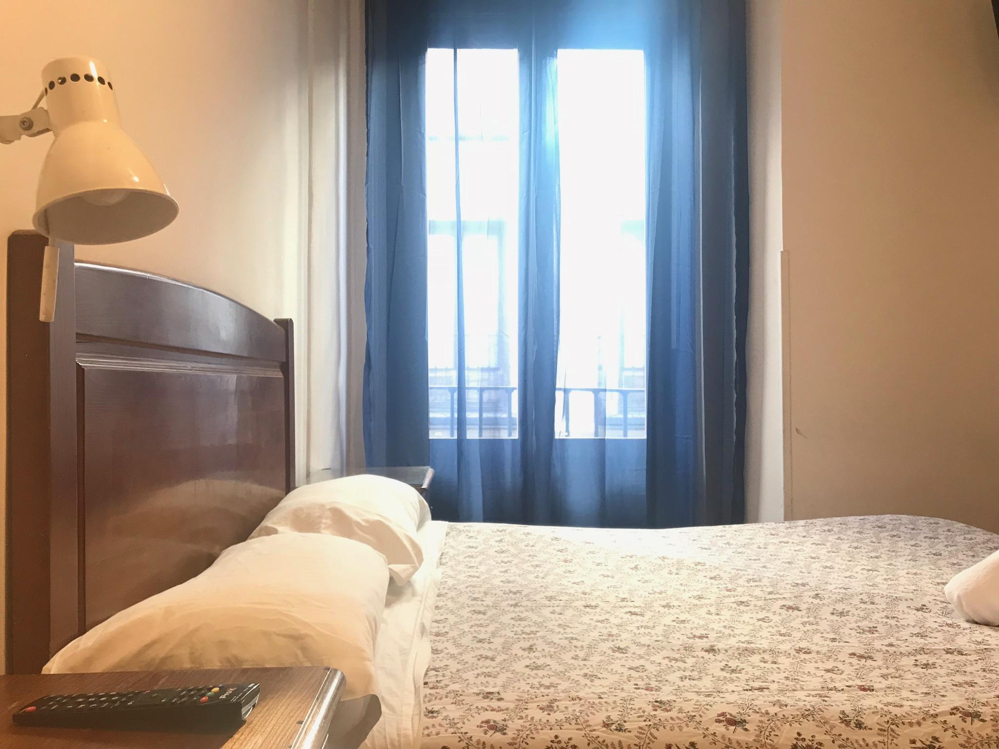 马德里 洛斯佩拉莱斯旅馆酒店 外观 照片 A bedroom in a hotel