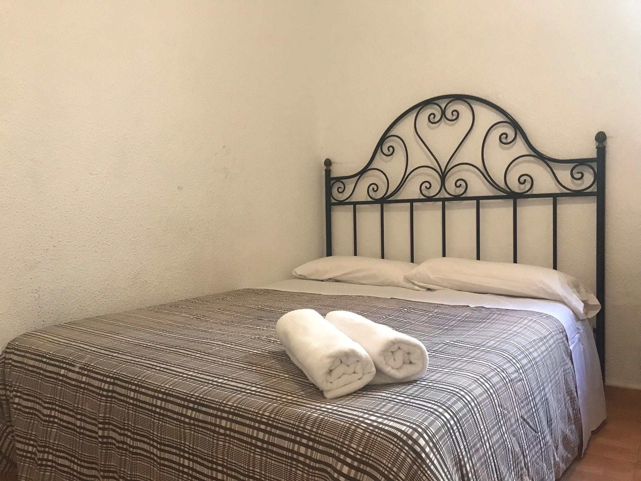 马德里 洛斯佩拉莱斯旅馆酒店 外观 照片 A bed with a wrought iron headboard