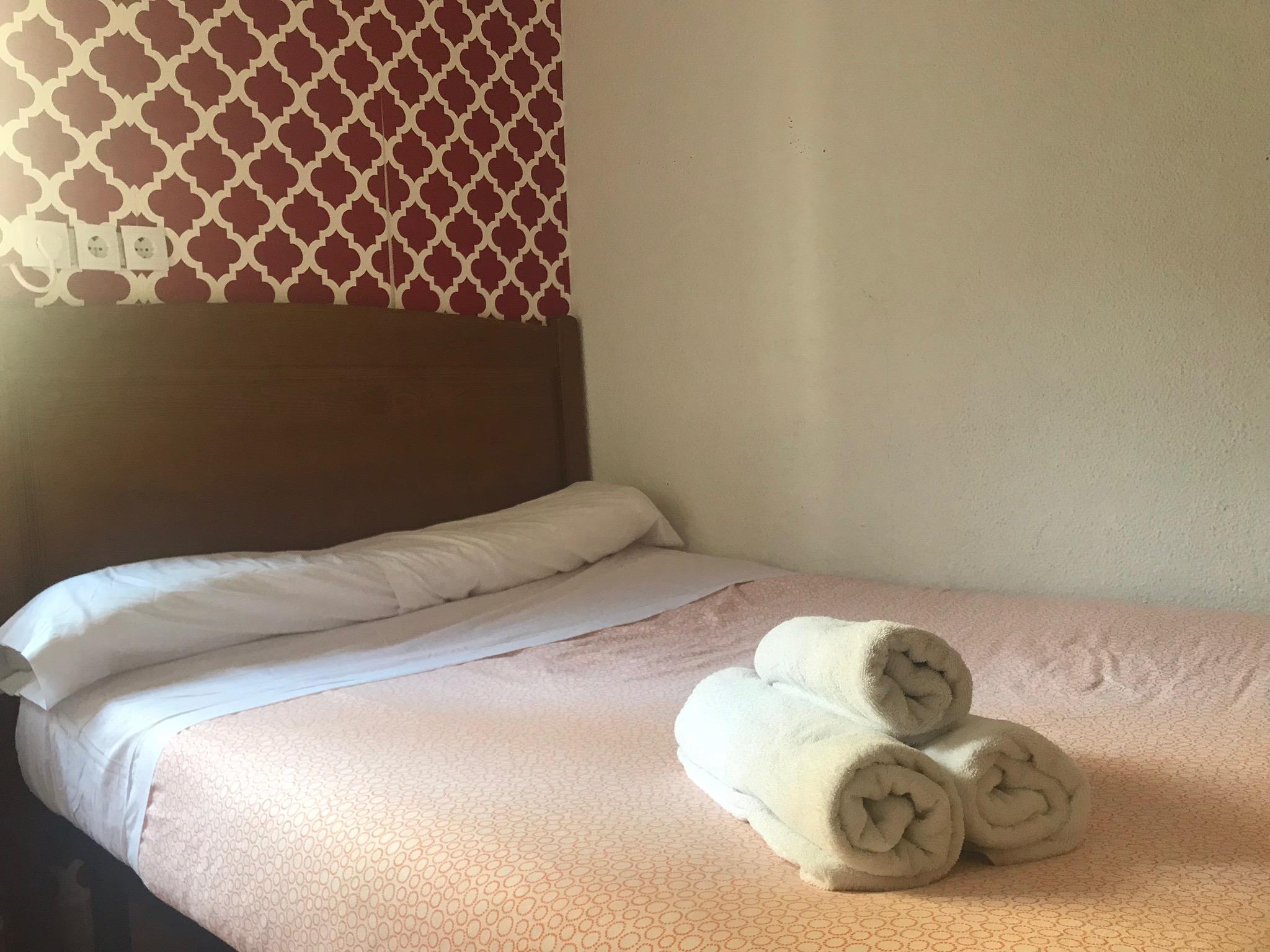 马德里 洛斯佩拉莱斯旅馆酒店 外观 照片 A bed with towels