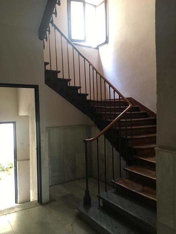 马德里 洛斯佩拉莱斯旅馆酒店 外观 照片 The staircase of the house