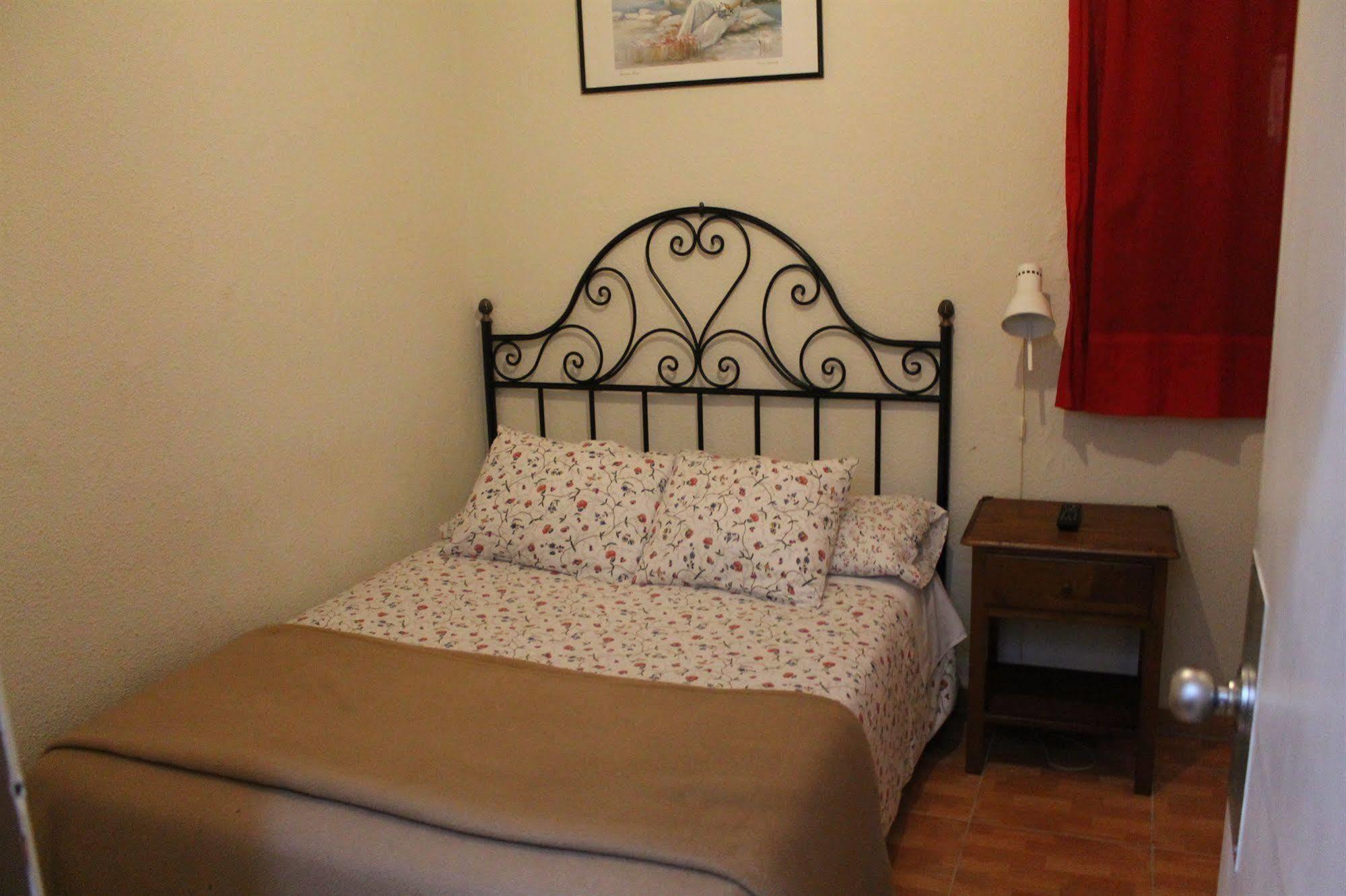 马德里 洛斯佩拉莱斯旅馆酒店 外观 照片 A typical room at the hostel