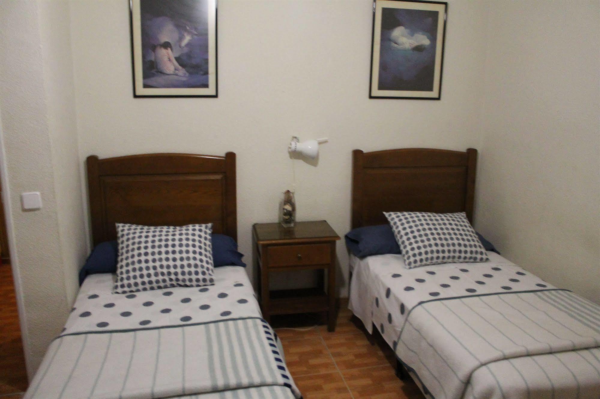 马德里 洛斯佩拉莱斯旅馆酒店 外观 照片 A bedroom with two single beds