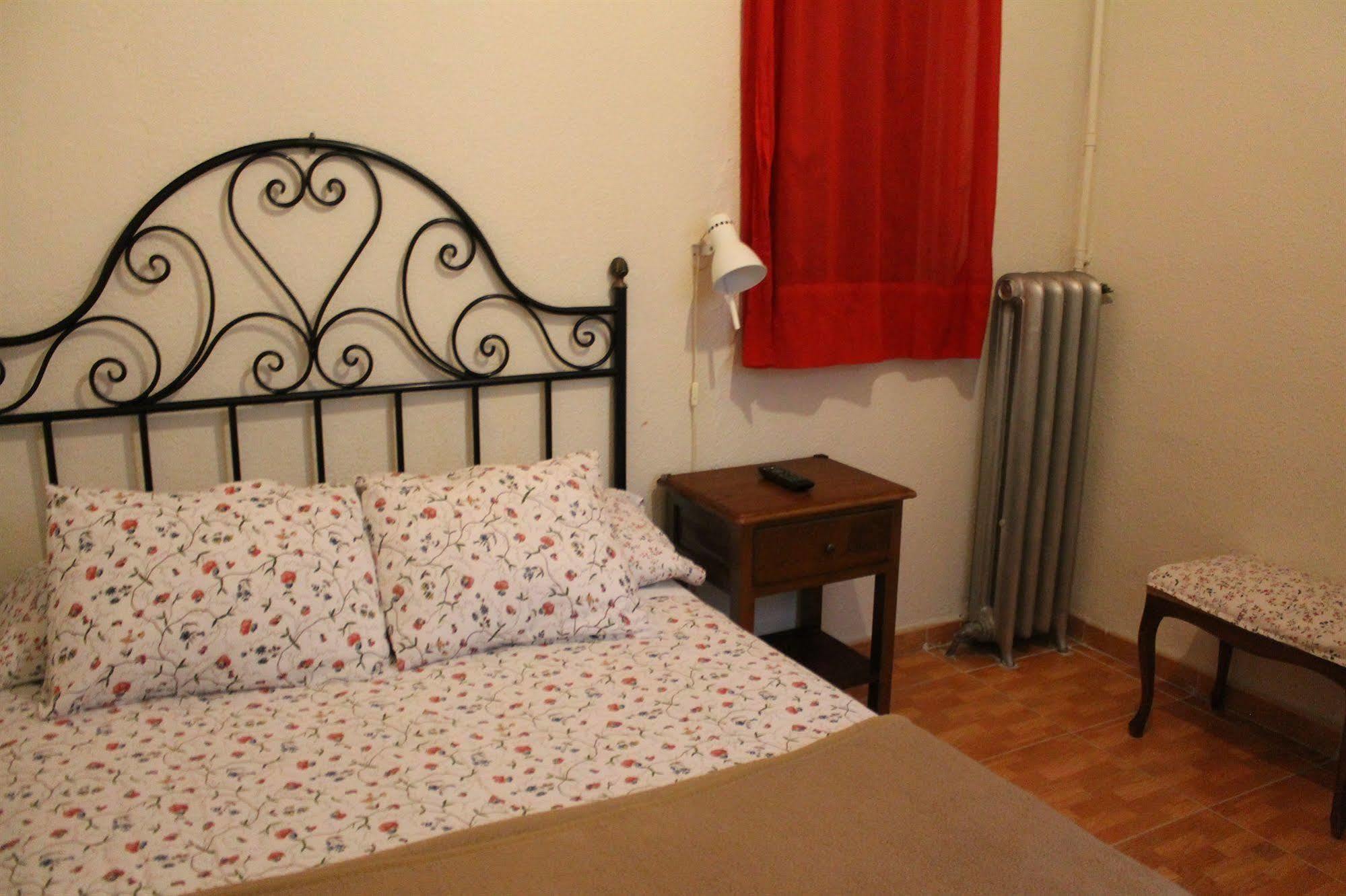 马德里 洛斯佩拉莱斯旅馆酒店 外观 照片 A bedroom in a typical Italian house