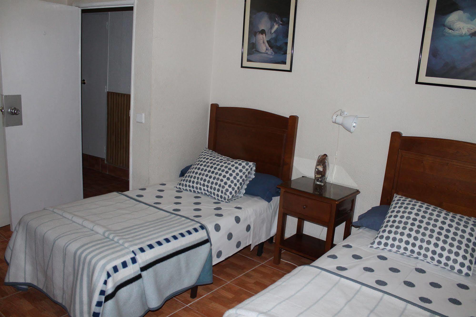 马德里 洛斯佩拉莱斯旅馆酒店 外观 照片 A typical bedroom