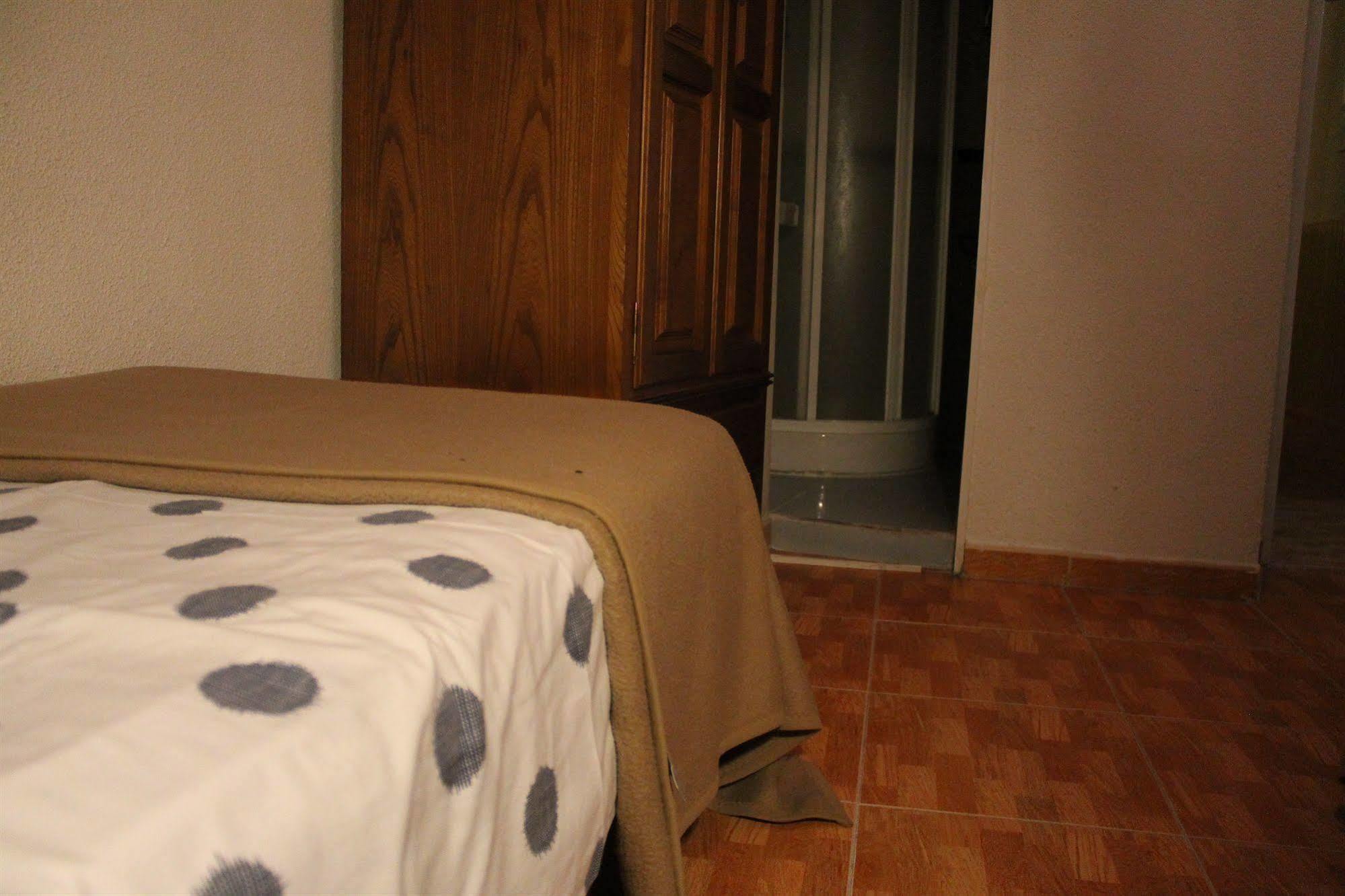 马德里 洛斯佩拉莱斯旅馆酒店 外观 照片 A bed with a sábanas