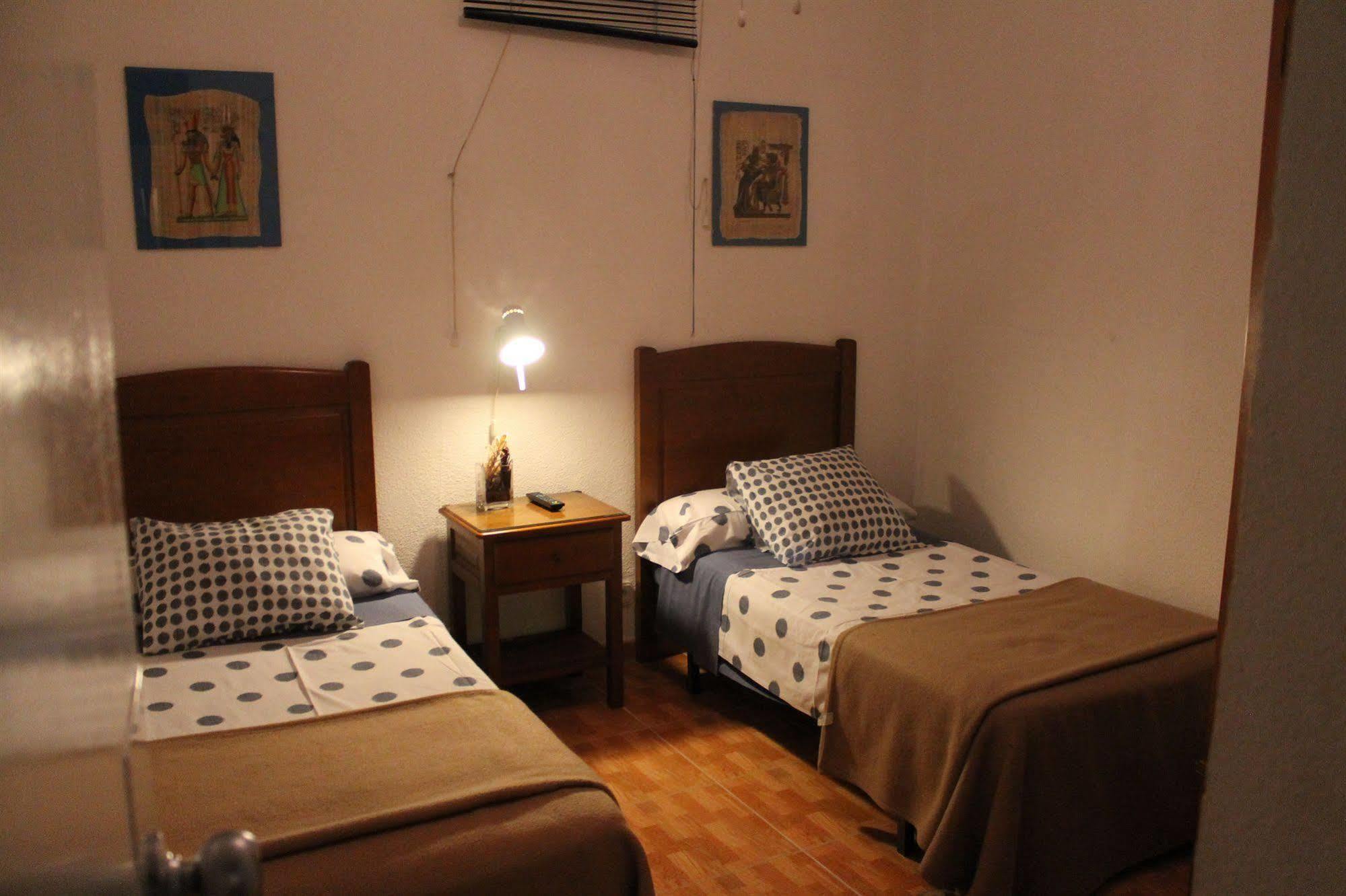 马德里 洛斯佩拉莱斯旅馆酒店 外观 照片 A room at the hostel