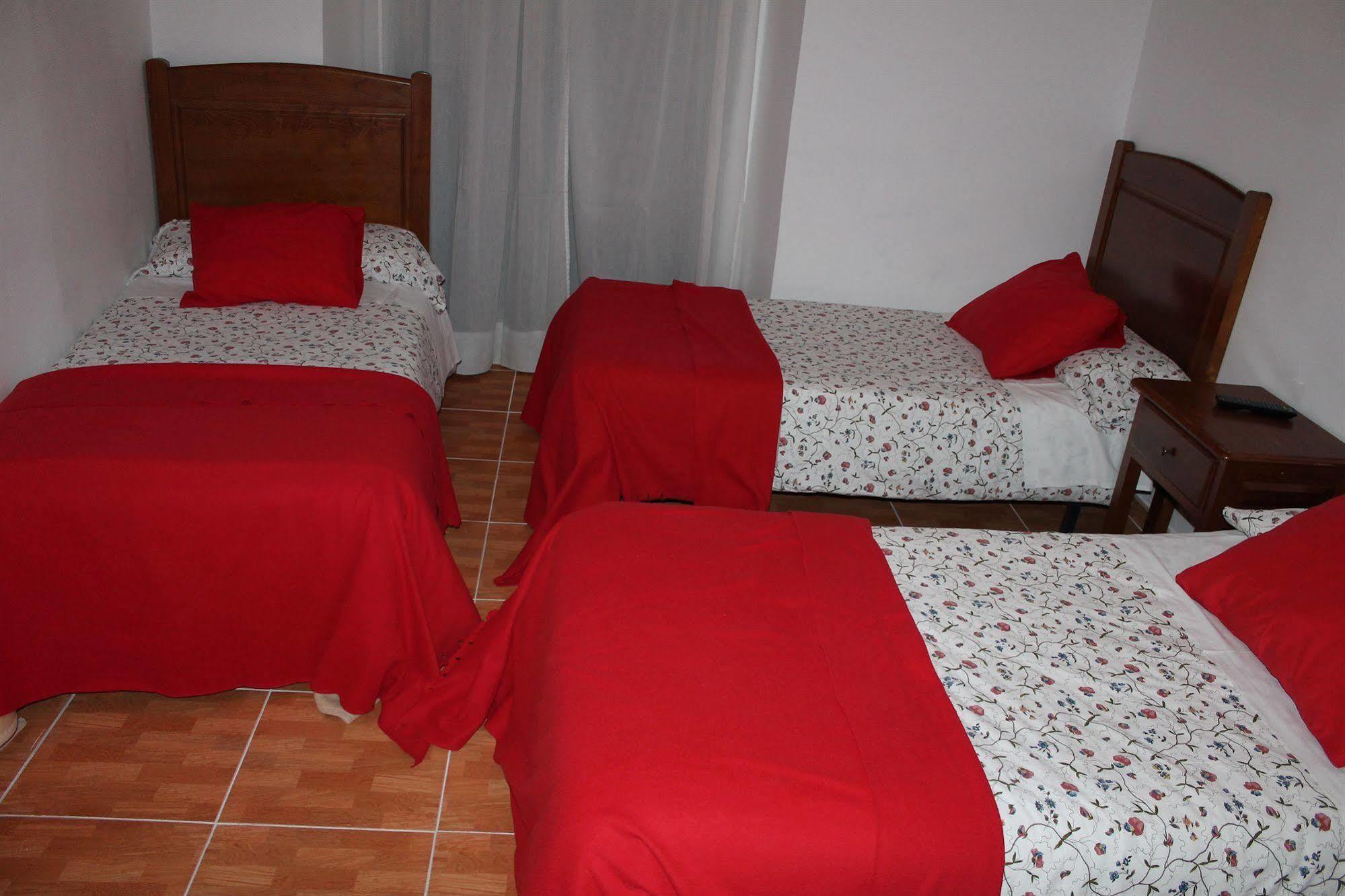 马德里 洛斯佩拉莱斯旅馆酒店 外观 照片 A typical bedroom in a hostal