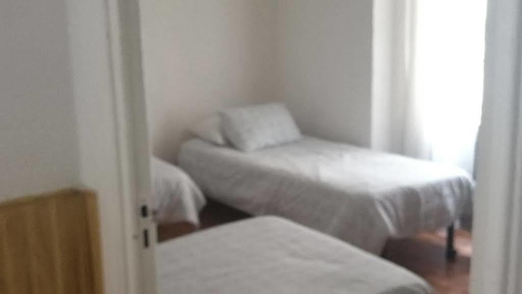马德里 洛斯佩拉莱斯旅馆酒店 外观 照片 A typical room at the hostel
